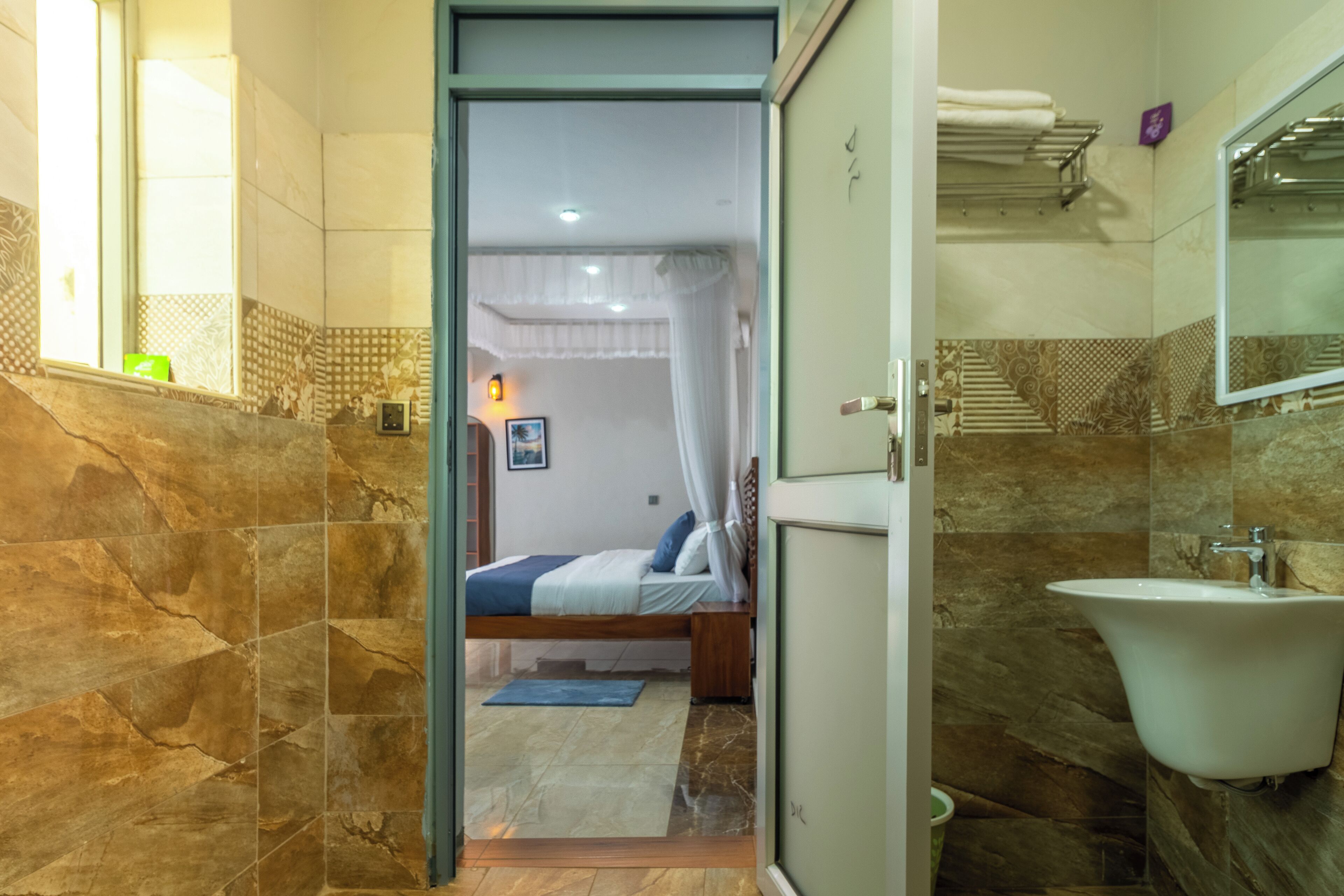 Työpöytä, kannettavalle tietokoneelle sopiva työtila, ilmainen Wi-Fi