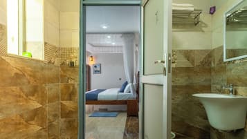 Skrivebord, skrivebord for bærbar PC og wi-fi (inkludert)