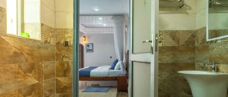 Työpöytä, kannettavalle tietokoneelle sopiva työtila, ilmainen Wi-Fi