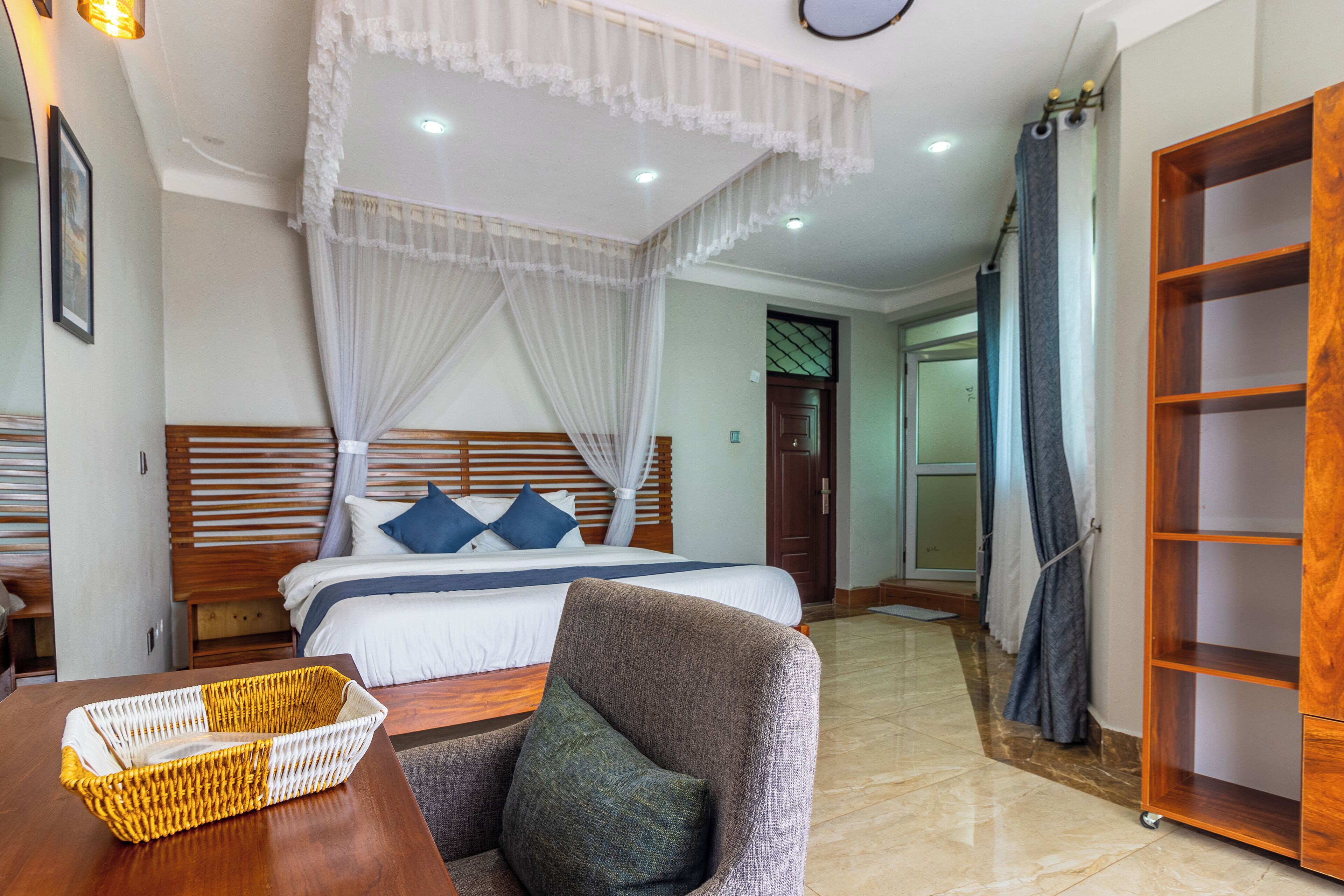 Escritorio, espacio para trabajar con laptop y wifi gratis 