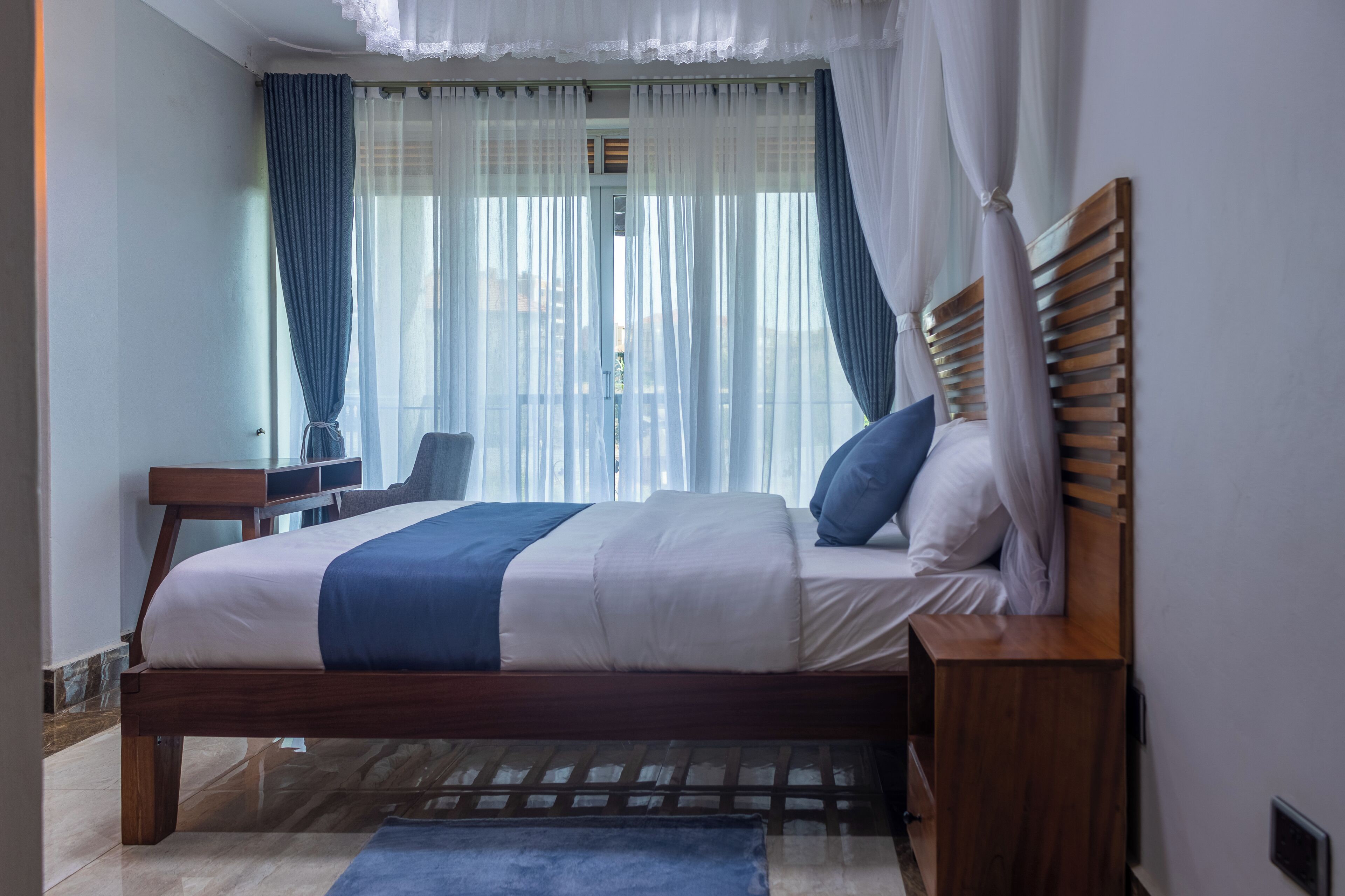 Escritorio, espacio para trabajar con un portátil, wifi gratis