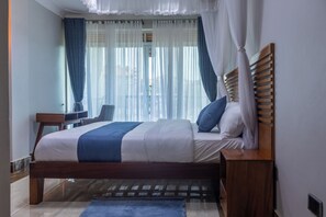 Työpöytä, kannettavalle tietokoneelle sopiva työtila, ilmainen Wi-Fi