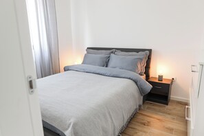 2 chambres, fer et planche à repasser, lit de bébé portatif