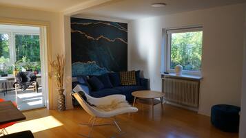 House, 6 Bedrooms, Balcony, Garden View | Living room | Books