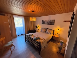 2 quartos, acesso à internet, roupa de cama