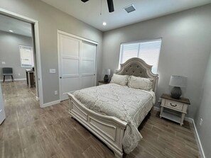 Tabla de planchar con plancha, wifi y ropa de cama 