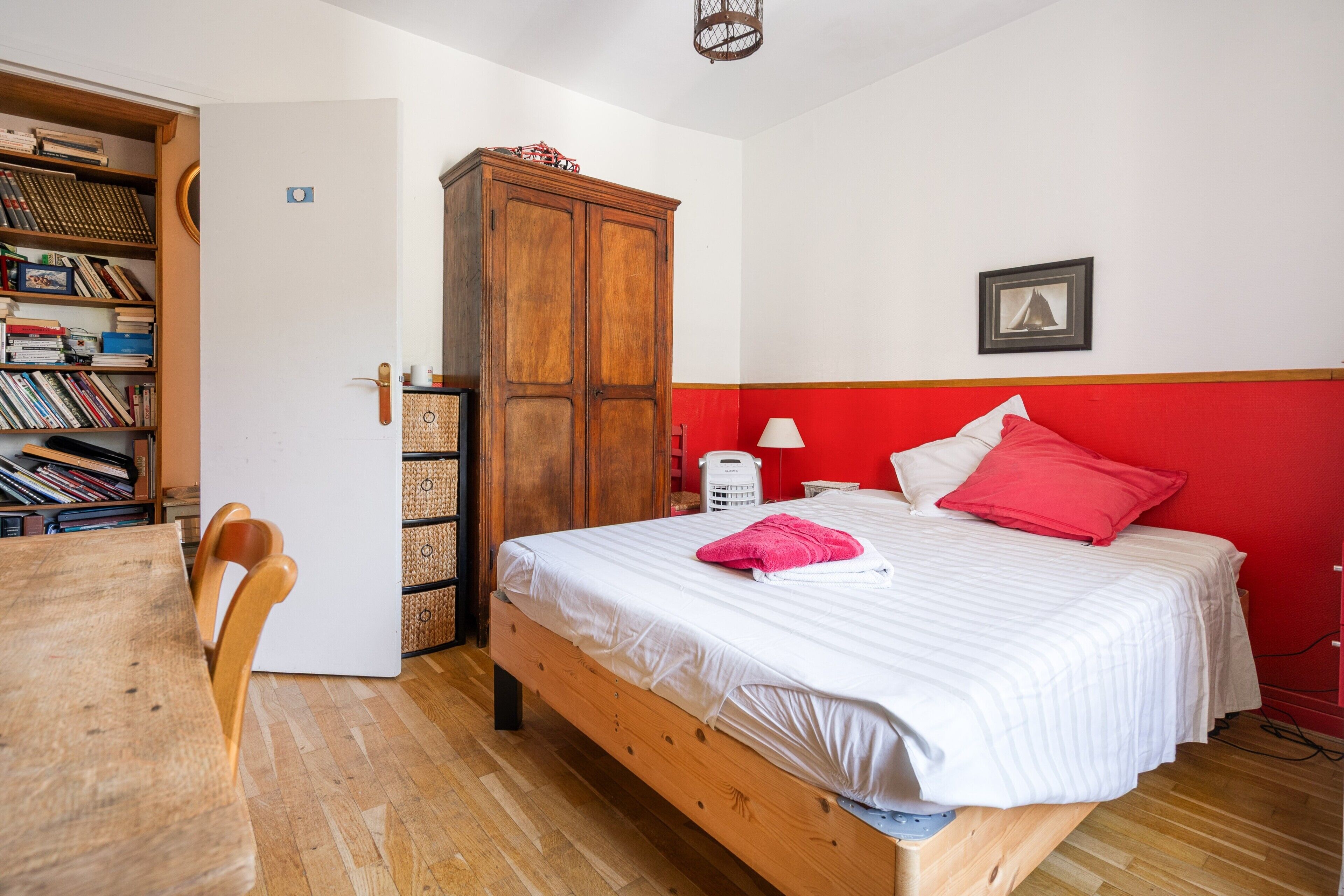 Iron/ironing board, WiFi, bed sheets