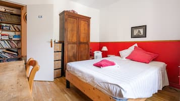 Iron/ironing board, WiFi, bed sheets