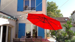 Outdoor dining - Les lilas Guest Rooms – Shared Pool and Wi-Fi in Lyon (Lyon)