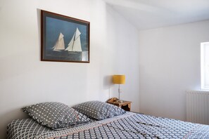 Iron/ironing board, WiFi, bed sheets - Bed and Breakfast 'Chambres D'hôtes Les Rosiers' with Shared Pool and Wi-Fi (Lyon)