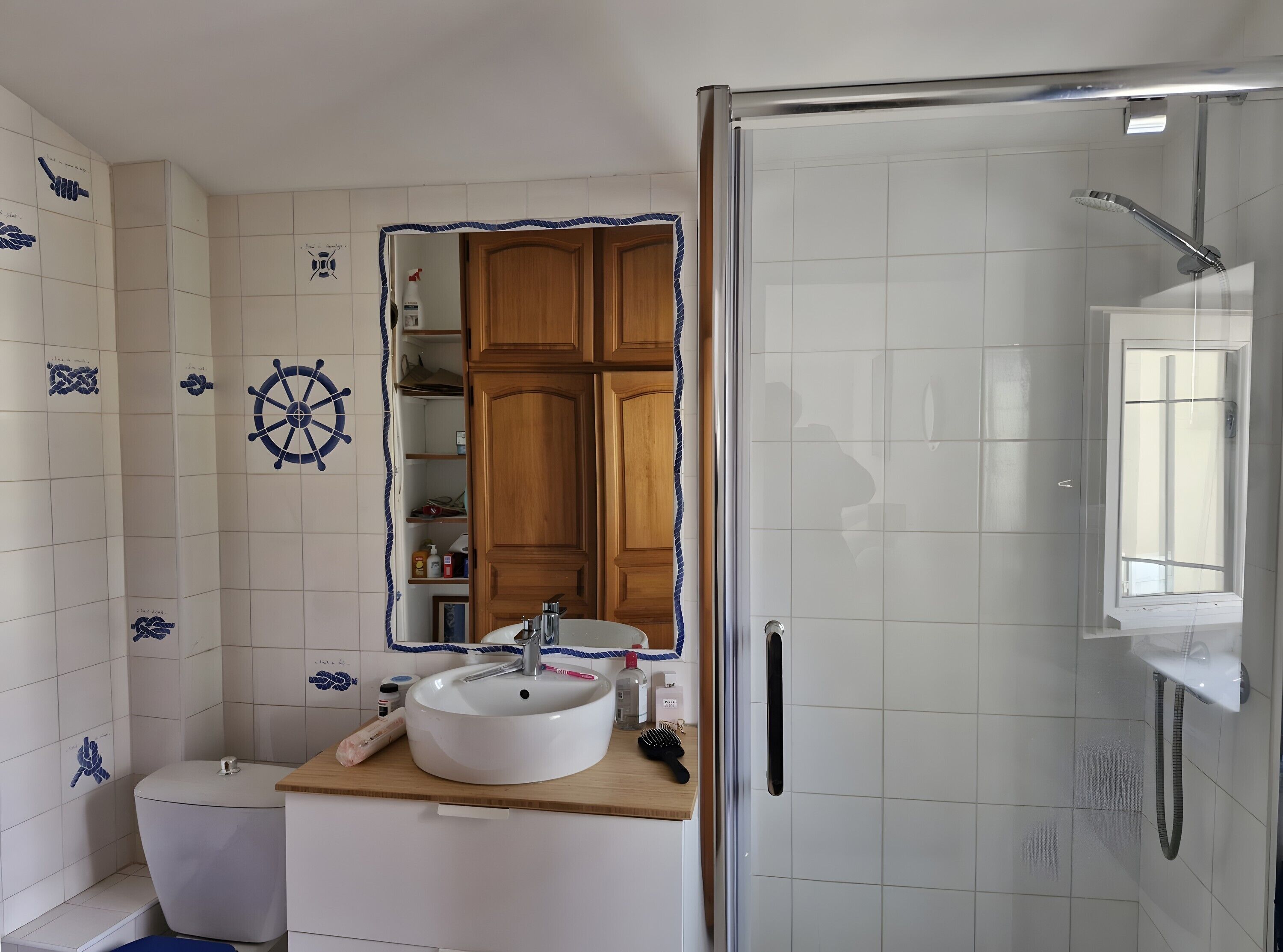 Douche, sèche-cheveux, serviettes fournies