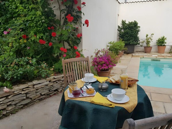 Outdoor dining - Bed and Breakfast 'Chambres D'hôtes Les Rosiers' with Shared Pool and Wi-Fi (Lyon)
