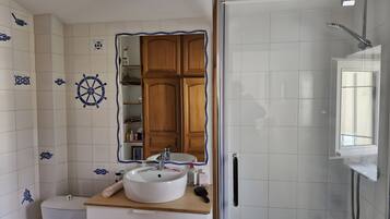 Shower, hair dryer, towels