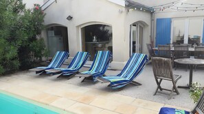 Outdoor dining - Guest Room "Le Camélia" with Shared Pool and Wi-Fi (Lyon)