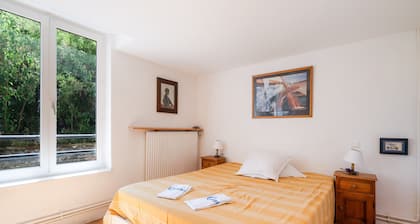 Guest Room "Le Camélia" with Shared Pool and Wi-Fi