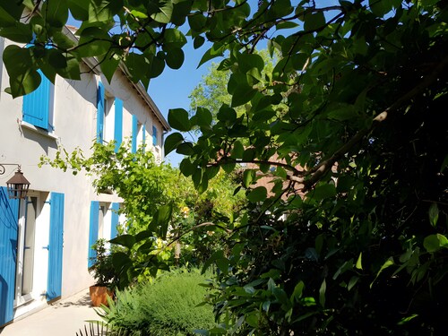 Guest Room "Le Camélia" with Shared Pool and Wi-Fi