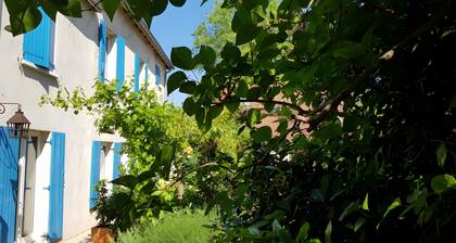 Guest Room "Le Camélia" with Shared Pool and Wi-Fi