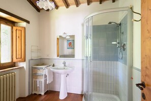 Dusche, Haartrockner, Bidet, Handtücher
