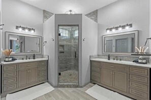 Hair dryer, towels - Disney Area Pool Home + Game Room on Golf Course (Davenport)