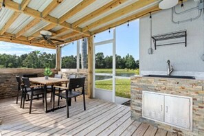 Outdoor dining - Disney Area Pool Home + Game Room on Golf Course (Davenport)