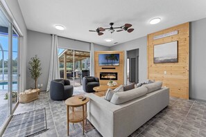 Smart TV, fireplace, offices - Disney Area Pool Home + Game Room on Golf Course (Davenport)