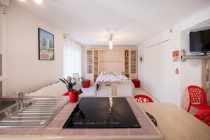 Interior - Studio Montcalm with Shared Pool, Wi-Fi, and Parking (Aix-les-Bains)