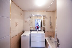 Ein Badezimmer mit Waschbecken, Spiegel und Dusche.