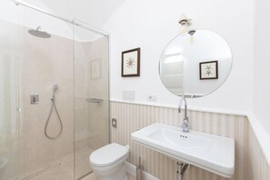 Dusche, Haartrockner, Bidet, Handtücher