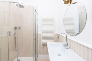 Dusche, Haartrockner, Bidet, Handtücher