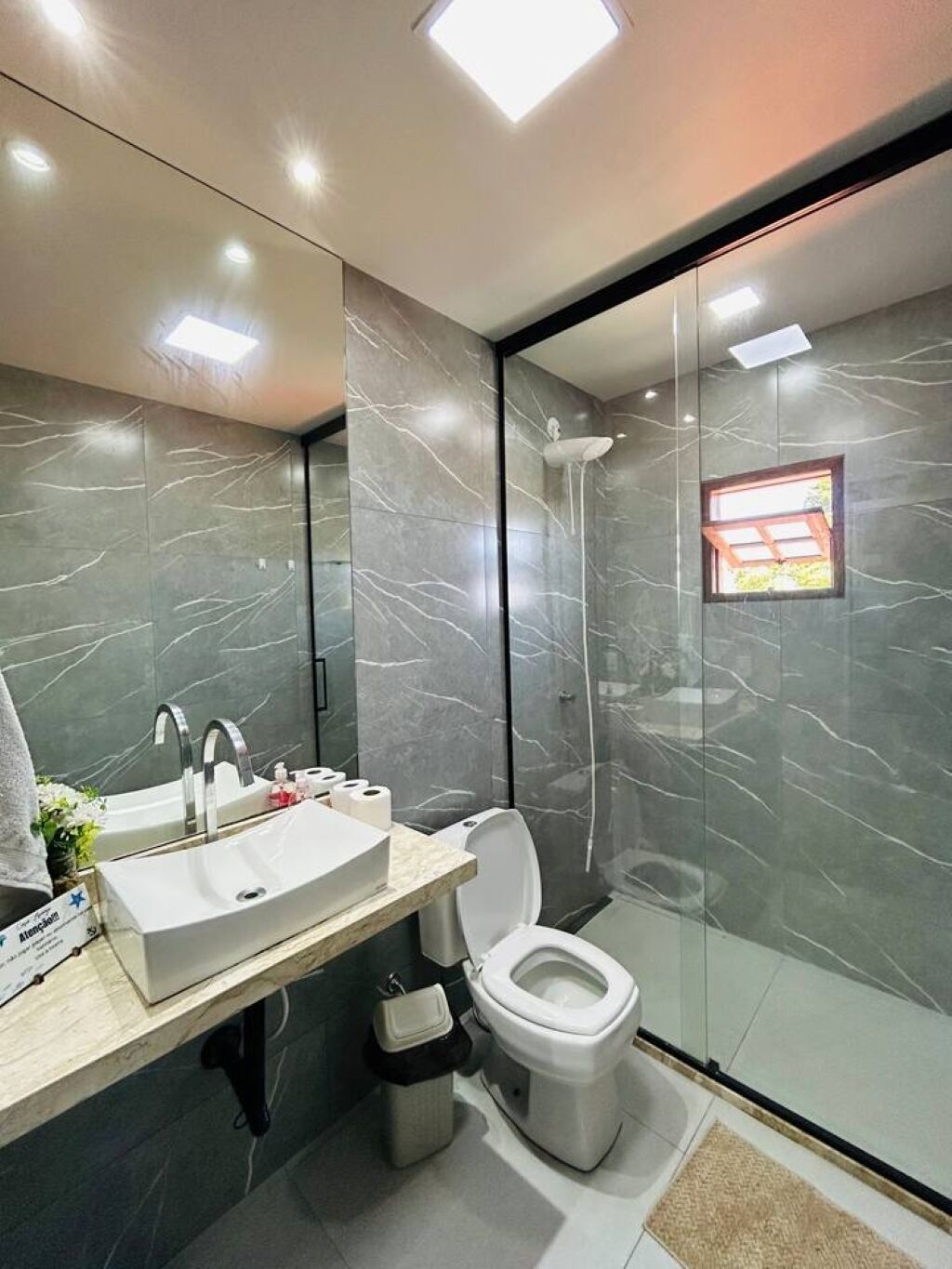 Dusche, Handtücher, Toilettenpapier