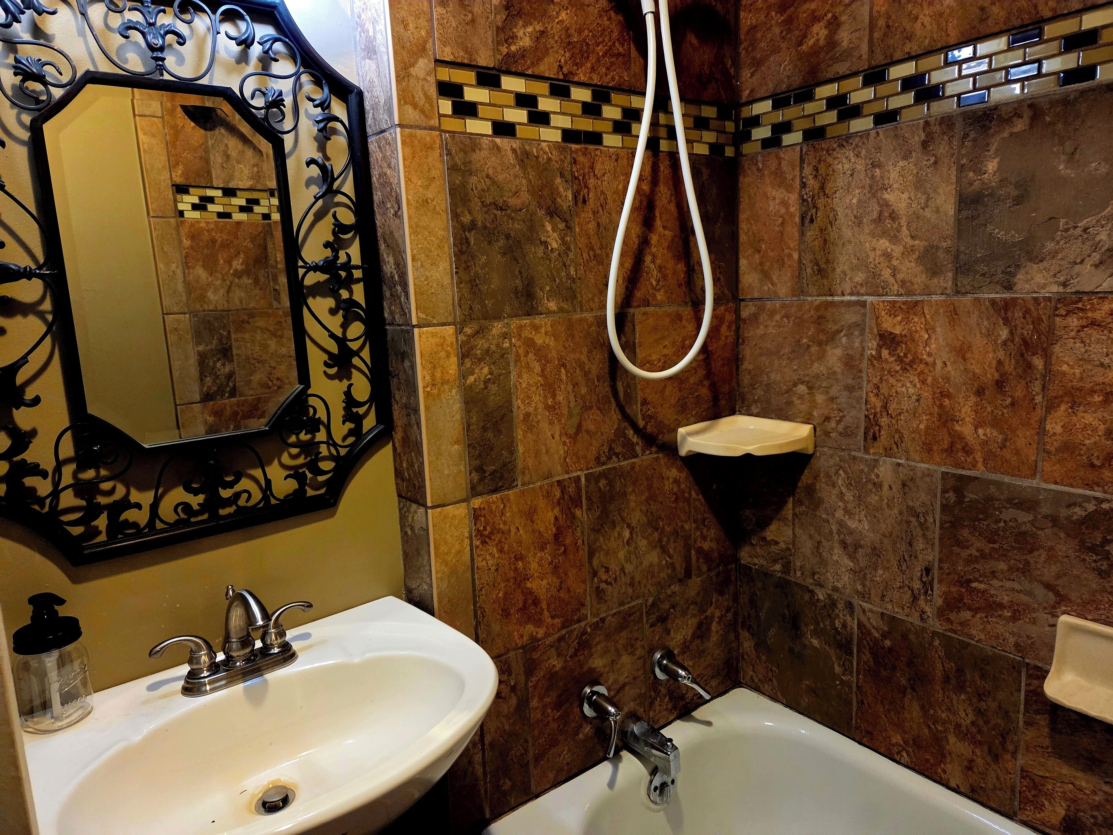 Secador de cabelo, toalhas de banho, sabonete, shampoo