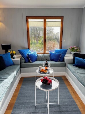 Smart TV, fireplace