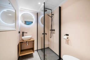 Apartment, Terrasse, Meerblick | Badezimmer