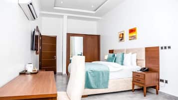 Comfort-sviitti, kaupunkinäköala | Tallelokero huoneessa, silitysrauta/-lauta, ilmainen Wi-Fi