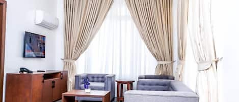 Family Suite, City View | Living area