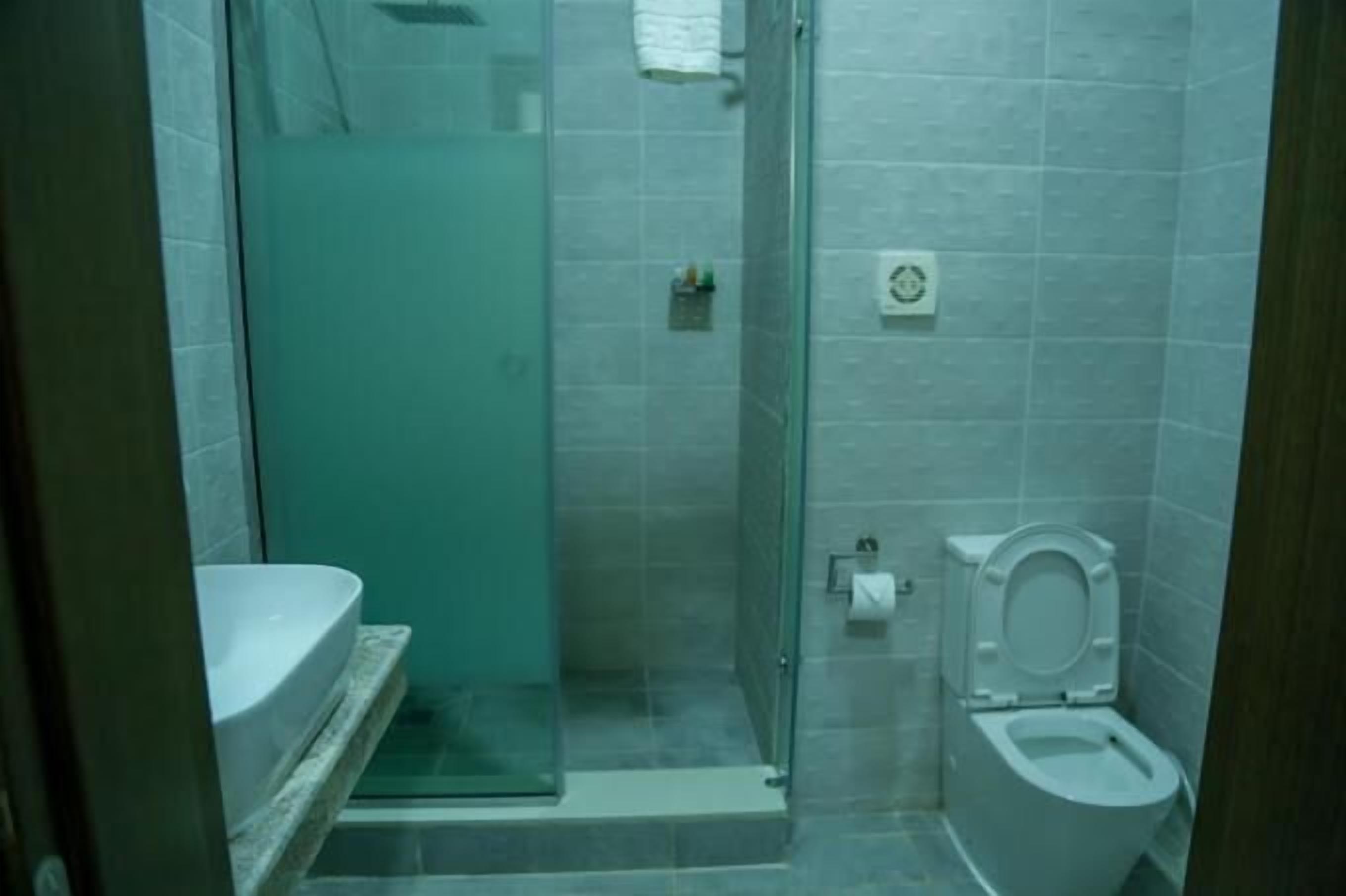 Standard Room | Bathroom | Shower, towels, soap, shampoo