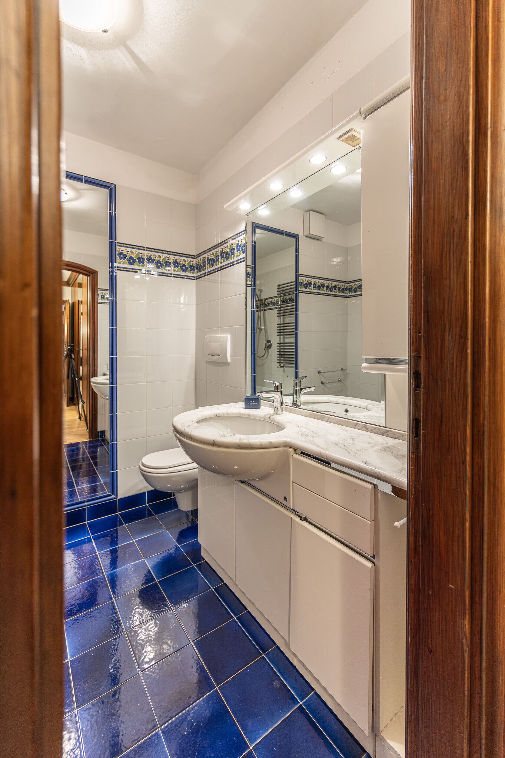 Douche, séchoir à cheveux, bidet, serviettes fournies