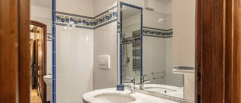 Douche, séchoir à cheveux, bidet, serviettes fournies