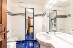 Shower, hair dryer, bidet, towels - Casa Cavallino, mitten im Zentrum von Cortina (Cortina d´Ampezzo)