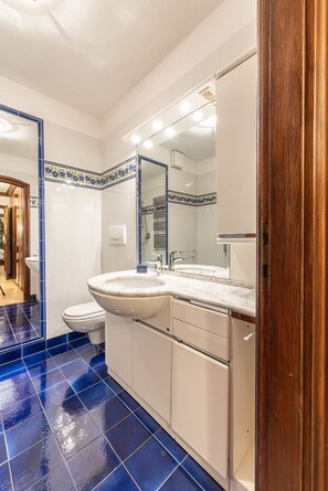 Shower, hair dryer, bidet, towels - Casa Cavallino, mitten im Zentrum von Cortina (Cortina d´Ampezzo)
