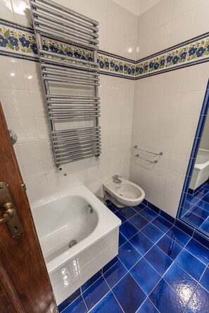Shower, hair dryer, bidet, towels - Casa Cavallino, mitten im Zentrum von Cortina (Cortina d´Ampezzo)