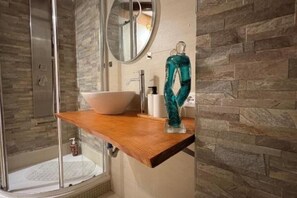Shower, hair dryer, bidet, towels - Loggia Rialto Apartments - Ponte di Pietra (Venezia)