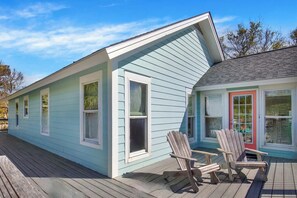 Terrace/patio - Seaside Shenanigans on 7th, Tybee Beach House (Tybee Island)