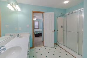 Shower, jetted tub - JL#315 - SEA ESCAPE - Golf Course - Private Swimming Pool - Close to Beach (Kitty Hawk)