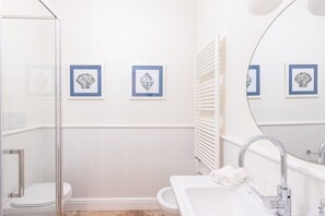 Shower, hair dryer, bidet, towels - Oleandro- 03 bedroom villa with private terrace (Massa Lubrense)