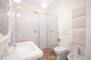 Shower, hair dryer, bidet, towels - Oleandro- 03 bedroom villa with private terrace (Massa Lubrense)