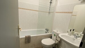 A bathroom with a bathtub, toilet, and sink. - Quiet, well-located studio apartment on the edge of the Garonne River (Toulouse)