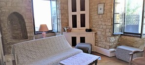 TV, fireplace, stereo - Stone House with Terrace, Garden, and Scenic Views (Séniergues)