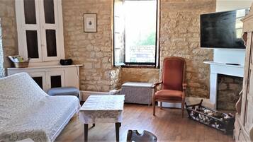 TV, fireplace, stereo