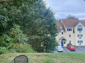 Property grounds - 2-bedroom 2-bath apartment style hotel located in Wells, Maine (Wells)